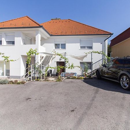 Deli Terasz B Apartman Free Parking, Self-Check-In Anytime Gyor Exterior photo