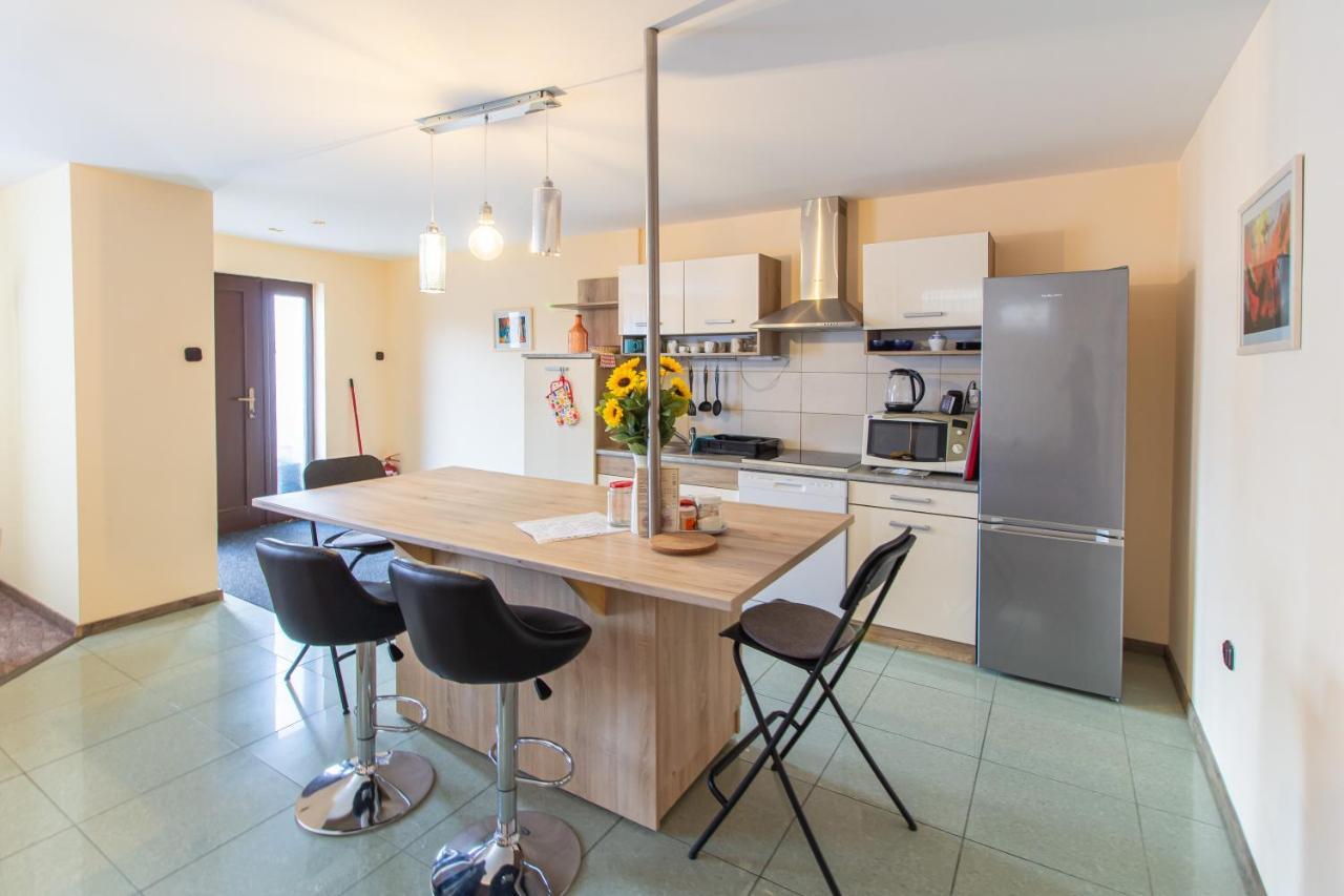 Deli Terasz B Apartman Free Parking, Self-Check-In Anytime Gyor Exterior photo