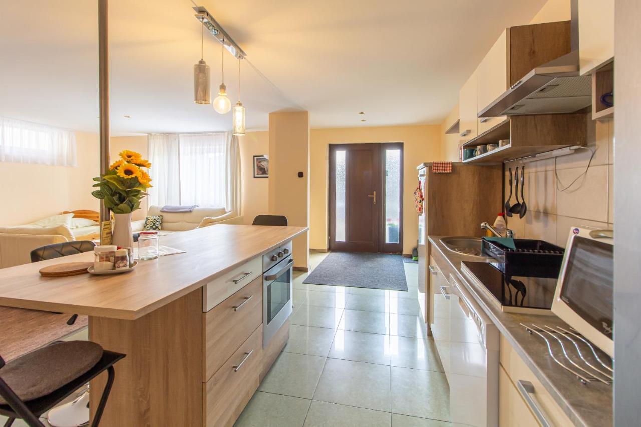 Deli Terasz B Apartman Free Parking, Self-Check-In Anytime Gyor Exterior photo